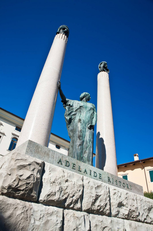 Piazza Foro Giulio Cesare - Statua di Adelaide Ristori